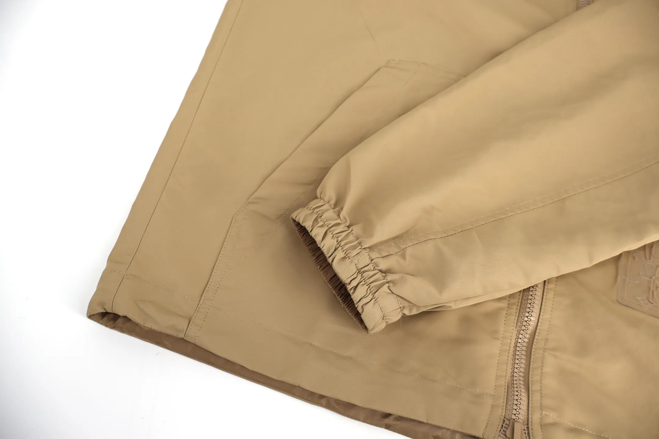 🅿️700 1v full-print double-sided windbreaker jacket (khaki color) original purchase 22600 This fabric is custom-woven with 50D imported full-gloss nylon yarn jacquard machine with 0.2*0.2 plaid and original plate. 100 mercerized fabric is used inside, which is expensive. Jacquard alignment technology is used. The whole garment has 36 pieces. It is very difficult to sew. All hardware is fully molded and customized. All patterns in the garment are fully aligned. The inside uses very complicated back and forth stitching to completely match the original. Size:46-48-50-52